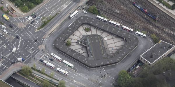 Der Zugang zum S-Bahnhof Harburg mit den Bushaltestellen. Foto: zv S-Bahnhöfe Harburg, Wilhelmsburg, Veddel bekommen WLAN for free
