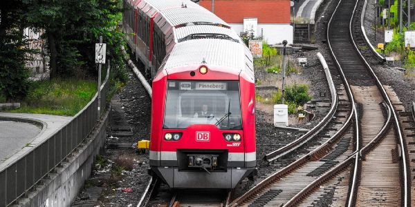 Ein Zug der S3 in Höhe Wilhelmsburg. Foto: André Zand-Vakili S-Bahn: Strecke Harburg-Wilhelmsburg zwei Wochen unterbrochen