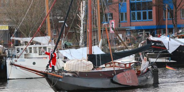 So war es im Vorjahr: Gemeinsam mit seinem Engel Lara, der das Steuer der "Dark Princess" fest in der Hand hielt, legte der Nikolaus spektakulären Auftritt hin. Foto: cb Schwimmender Nikolausmarkt