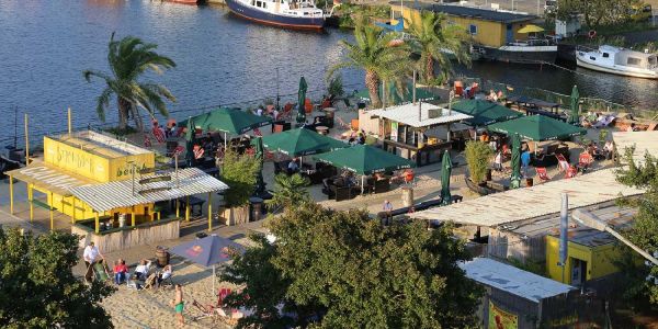 Am Veritaskai lag der Beachclub, der zum Treidelweg umziehen sollte. Foto: zv Ehemaliger Beachclub Harburg