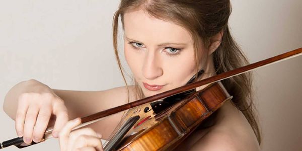 Liv Migdal, Foto: pr Star-Geigerin Liv Migdal kommt zum Konzert nach Harburg