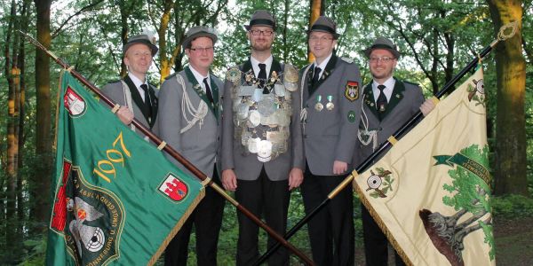 Der König und seine Adjutanten freuen sich auf das Vogelschießen und Volksfest in Rönneburg: Michael Kusen (v.l.), Steffen Balhorn, Lars Balhorn, Thomas Neumann und Tobias Bahl. Foto: pr SV Rönneburg