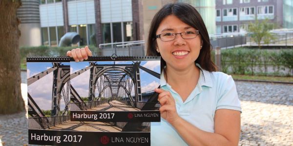 So sieht er aus: Lina Nguyen präsentiert den druckfrischen Harburg-Kalender für 2017. Foto: cb Harburg Kalender