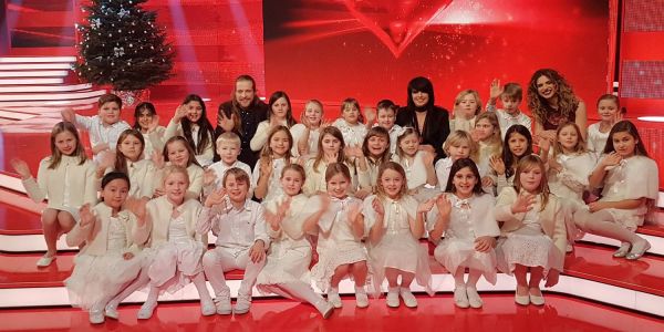Gemeinsam mit dem Blue Voice Kindershowchor aus Neugraben-Fischbek standen im Vorjahr auch Nena (Mitte), ihre Tochter Larissa (rechts) und ihr Sohn Sakias bei "Ein Herz für Kinder" auf der Bühne. Foto: privat Nena