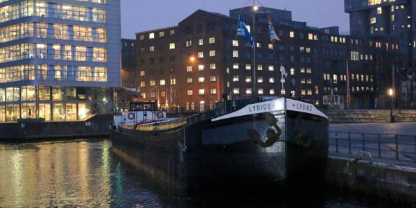 Der Schüttgutfrachter "Lydios" hat Freitagabend am Kanalplatz festgemacht. Foto: cb Harburg bekommt ein schwimmendes Hotel