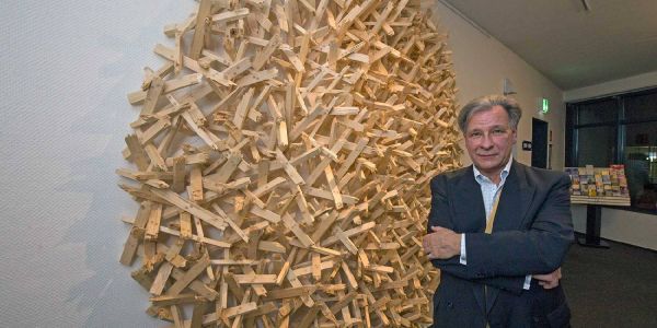 Jan de Weryha mit einem seiner spektakulären Objekte aus Holz im hit-Technopark. Foto: zv Austellung: Holzobjekte von Jan de Weryha im hit-Technopark