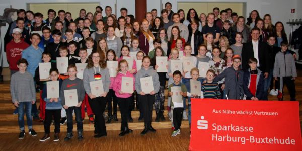 Gruppenfoto: In diesem Jahr wurden insgesamt 155 Kinder und Jugendliche aus 14 Harburger Vereinen für ihre sportlichen Leistungen ausgezeichnet. Foto: cb Sportlerehrung