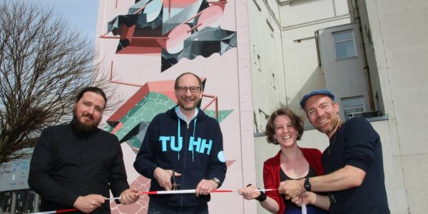 Rudolf David Klöckner (von links), Dr. Ralf Grote, Jana Fux und Lukas Grellmann schneiden zur Einweihung des Bidles das rote Band durch. Foto: cb Walls Can Dance