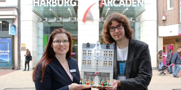 Centermanagerin Melanie Wittka und Andres Lehmann mit einem Nachbau der Fassade des Arcaden-Eingangs. Foto: cb Lego
