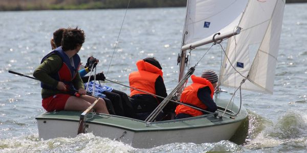Das Mitsegeln verlangte den Neulingen schon etwas Mut ab, denn dem frischen Wind musste einiges entgegengesetzt werden, um die Boote aufrecht zu halten. Foto: pr Foto: pr Segeln