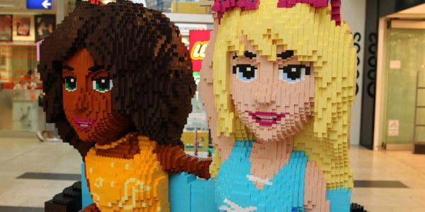 Ein echter Hingucker: Die beiden Lego-Girls im Roller coaster sind ein beliebtes Selfie-Motiv. Foto: Christian Bittcher Lego-Ausstellung