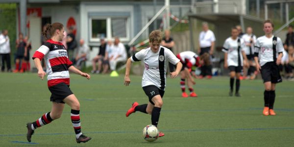 Melanie Moelter übernahm einmal mehr die Rolle der unermüdlichen Antreiberin im Mittelfeld. Foto: HTB HTB-Frauen