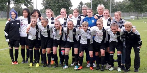 So sehen Sieger aus: Das HTB-Frauen-Team spielt nach dem Sieg gegen den HSV in der Landesliga. Foto: HTB HTB-Frauen