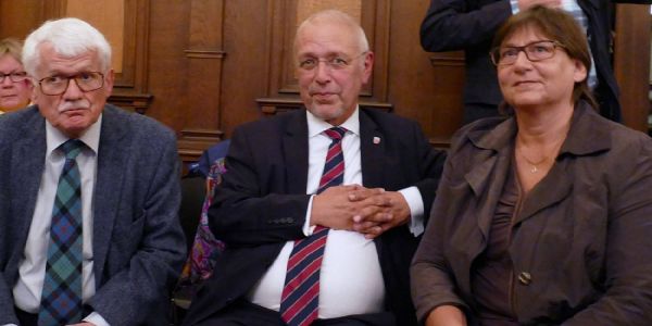 Warteten auf das Ergebnis: Alt-Genosse Harald Muras, Thomas Völsch und seine Ehefrau Susanne. Foto: mag Bezirksamtsleiter Völsch mit Rekordergebnis in zweite Amtszeit