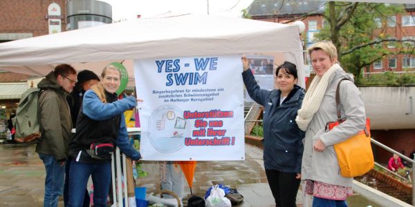 Juliane Eisele (links) und Luiza Raguse sammeln in der Harburger Innenstadt Unterschriften für eine Schwimmhalle in Harburg. Harburgs Bürgerschaftsabgeordnete Birgit Stöver (rechts) unterstützt das Bürgerbegehren. Foto: Christian Bittcher Schwimmhalle