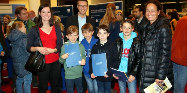 Sandra Gast (links), Claudia Gamlien und die Viertklässler Christopher (v.l.), Eric, Maximilian und Louis informieren sich bei Schulleiter Malte Sorgenfrei vom Heisenberg-Gymnasium. Foto: Christian Bittcher Schulen