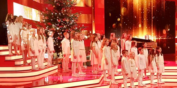 Gemeinsam mit ABBA-Legende Benny Andersson, der den Kinderchor ganz puristisch am Flügel begleitete, sangen die Blue Voice Kids Happy New Year. Foto: privat Blue Voice Kids