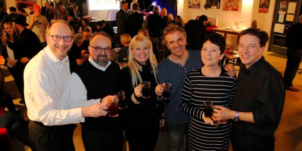 Dr. Ralf Grote (v.l.), Martin Mahn, Melanie-Gitte Lansmann, Werner Pfeifer, Lavinia Nagel und Dr. Rainer-Maria Weiss luden zur channel-x-mas-Party in die Fischhalle. Foto: Christian Bittcher channel X-Mas
