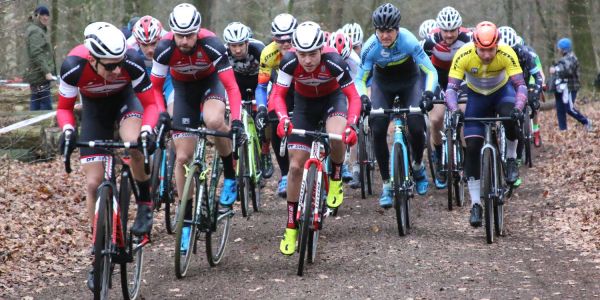 Start frei zum Rennen der Eliteklasse: Jannick Geisler (Mitte) von der HRG kommt gut weg. Foto: Christian Bittcher Radcross