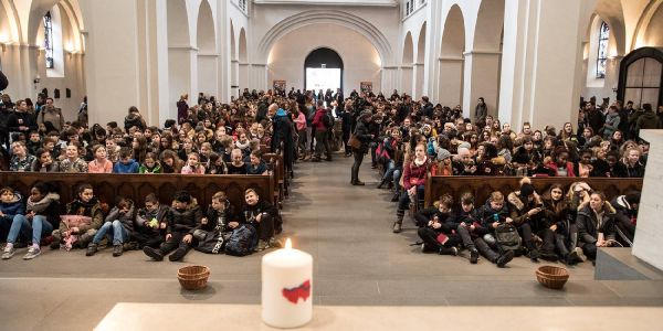 Die Schüler des Niels-Stensen-Gymnasium im Mariendom in St.Georg. Foto: André Zand-Vakili Katholische Schulen: Protest gegen Schließung statt Wandertag