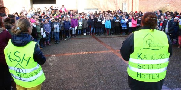 Rund 500 Schüler versammelten sich mit ihren Lehrerern vor der Katholischen Kirche am Museumsplatz, um zu beten und zu singen. Die Lehrer trugen Warnwesten mit der Aufschrift "KSH - Katholische Schüler hoffen." Foto: Christian Bittcher Protest