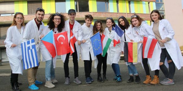 Schüler aus acht Nationen sind in dieser Woche zu Gast am Niels-Stensen-Gymnasium (NSG), um im Rahmen des EU-Projektes „Erasmus+“ gemeinsam zu forschen. Foto: Christian Bittcher Europa zu Gast am NSG: Schüler forschen auf hohem Niveau