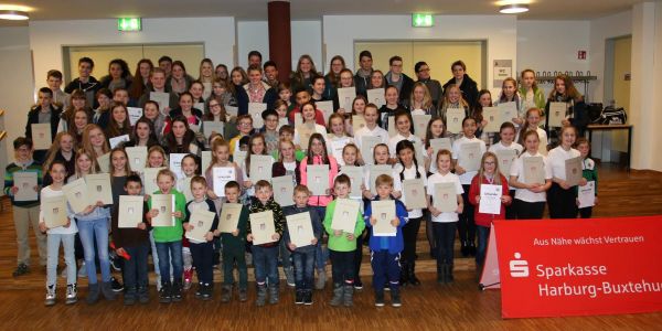 In diesem Jahr wurden insgesamt 162 Kinder und Jugendliche aus 11 Harburger Vereinen für ihre sportlichen Leistungen ausgezeichnet. Foto: Christian Bittcher Sport
