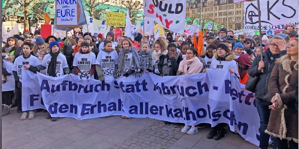 Schüler, Lehrer, Eltern und Unterstützer demonstrierten auf dem Hamburger Rathausmarkt. Foto: André Zand-Vakili Über 3000 Menschen demonstrieren für Erhalt der katholischen Schulen