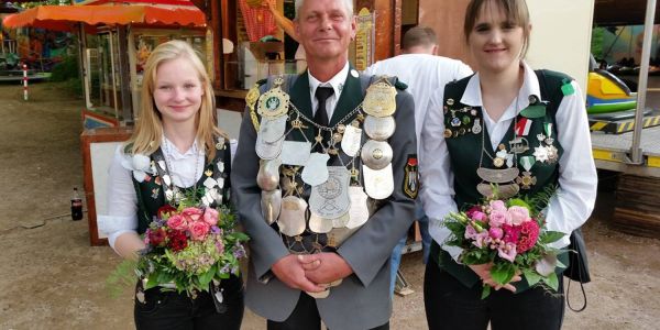 Drei Würdenträger aus Rönneburg: Jungschützenkönigin Charleen Reinke (links), S.M. André Cebulla und Damenkönigin Susanne Koch. Foto: Jürgen Zander Start in die Schützensaison: SV Rönneburg macht den Anfang