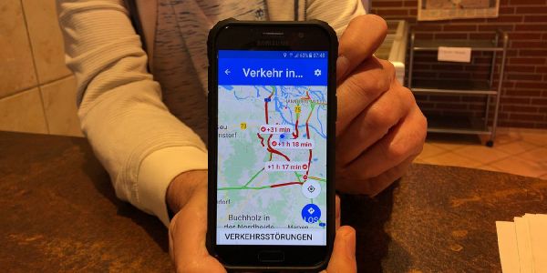 Der Blick auf das Handy verdeutlicht das Chaos. Foto: André Zand-Vakili Lamellenbruch auf der A7 stürzt Stadt erneut ins Verkehrschaos