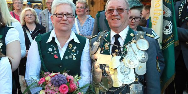 Das neue Königspaar des SV Rönneburg: Manfred und Anke Merten freuen sich auf ihr Königsjahr. Foto: privat SV Rönneburg: Manfred Merten ist Harburgs erster neuer Schützenkönig