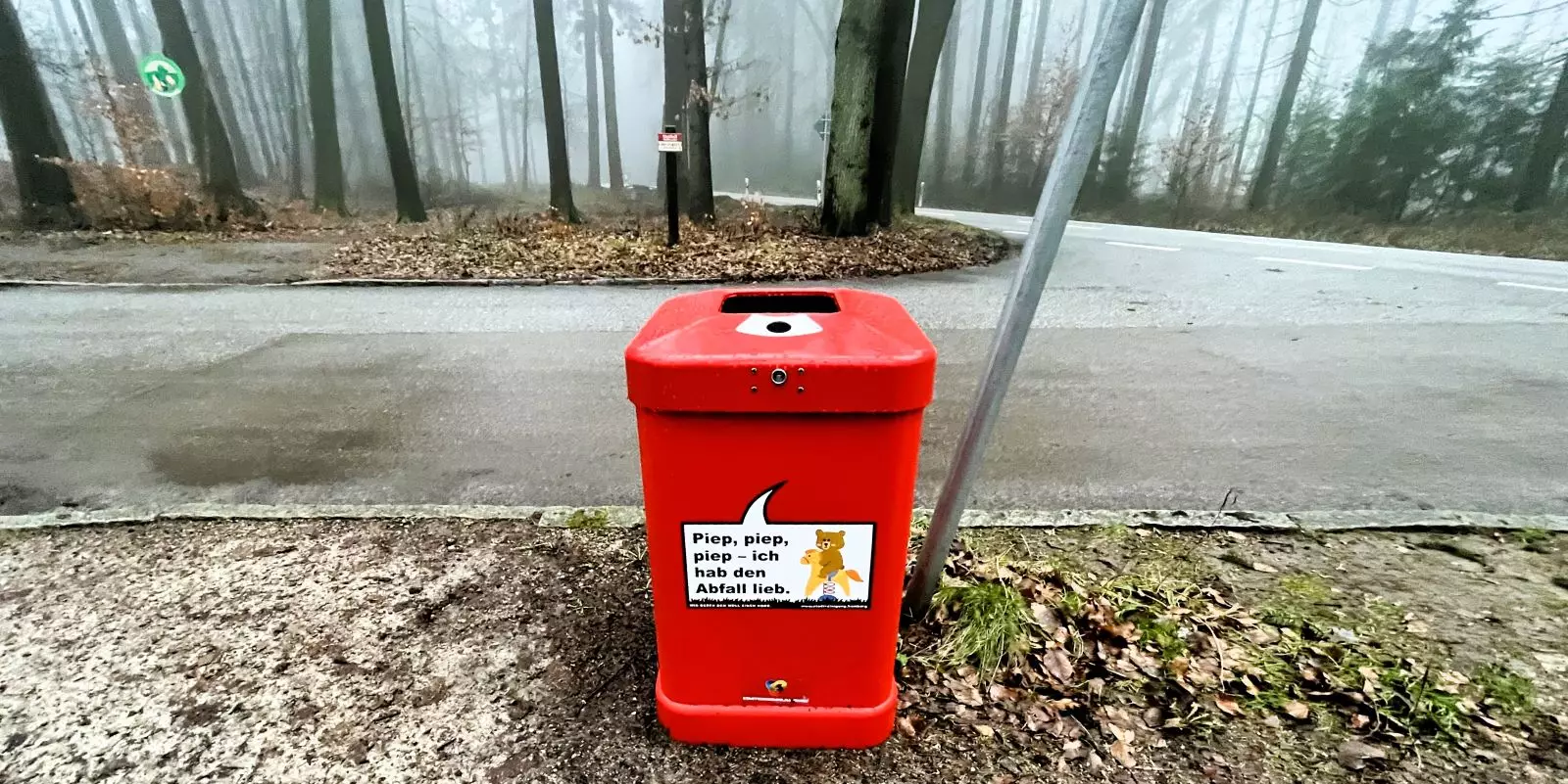 Endlich gibt es am Waldparkplatz in Appelbüttel einen Mülleimer. Foto: Christian Bittcher