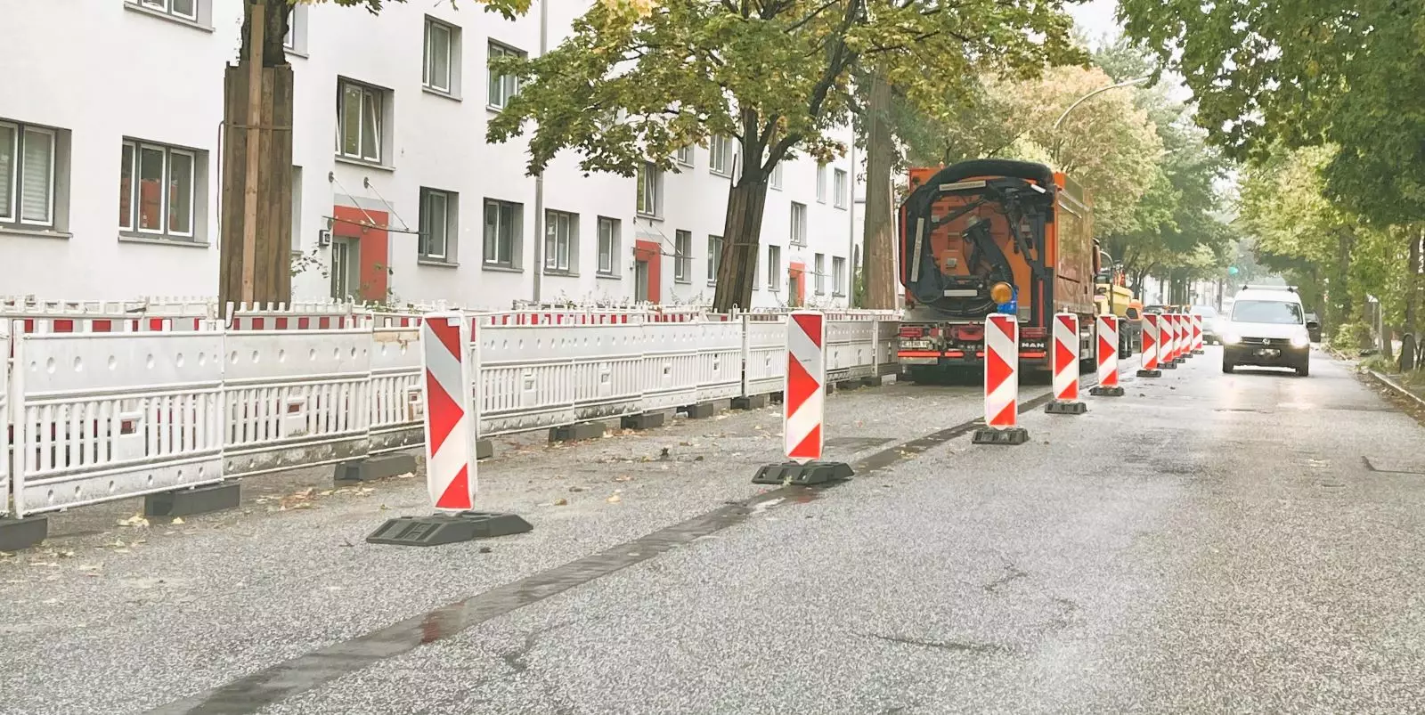 Etwas verspätet haben die Bauarbeiten an der Eißendorfer Straße nun begonnen. Foto: Christian Bittcher