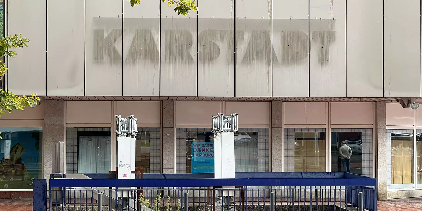 An der Fassade sieht man, wo der Schriftzug Karstadt hing. Foto: zv
