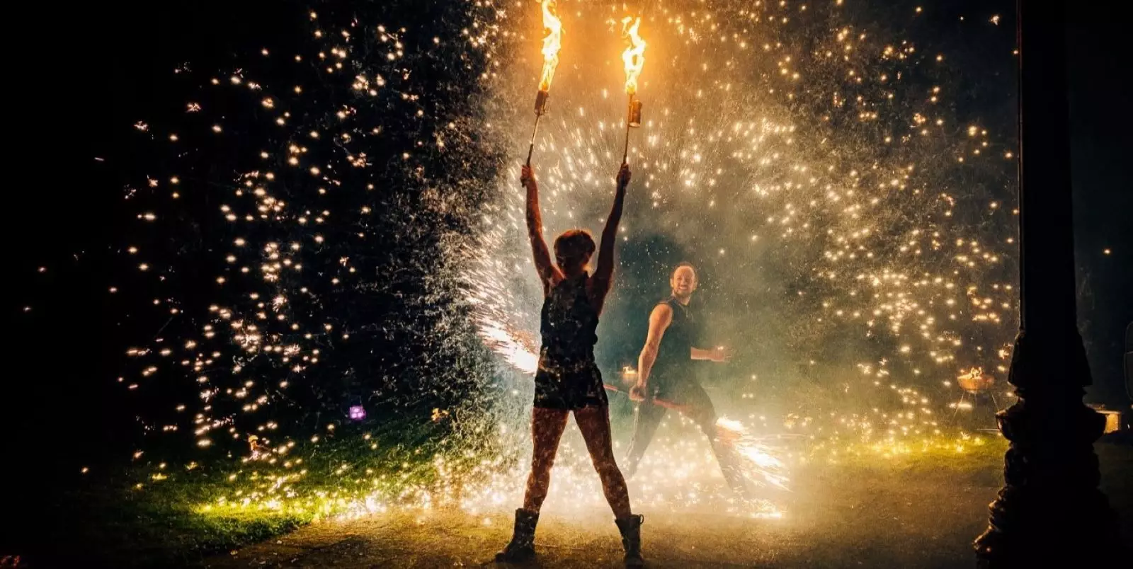 Passend zum Motto der aktuellen Sonderausstellung präsentieren die Flammenkünstler des Flamba-Duos eine feurige Darbietung aus Feuerartistik und Tanz. 