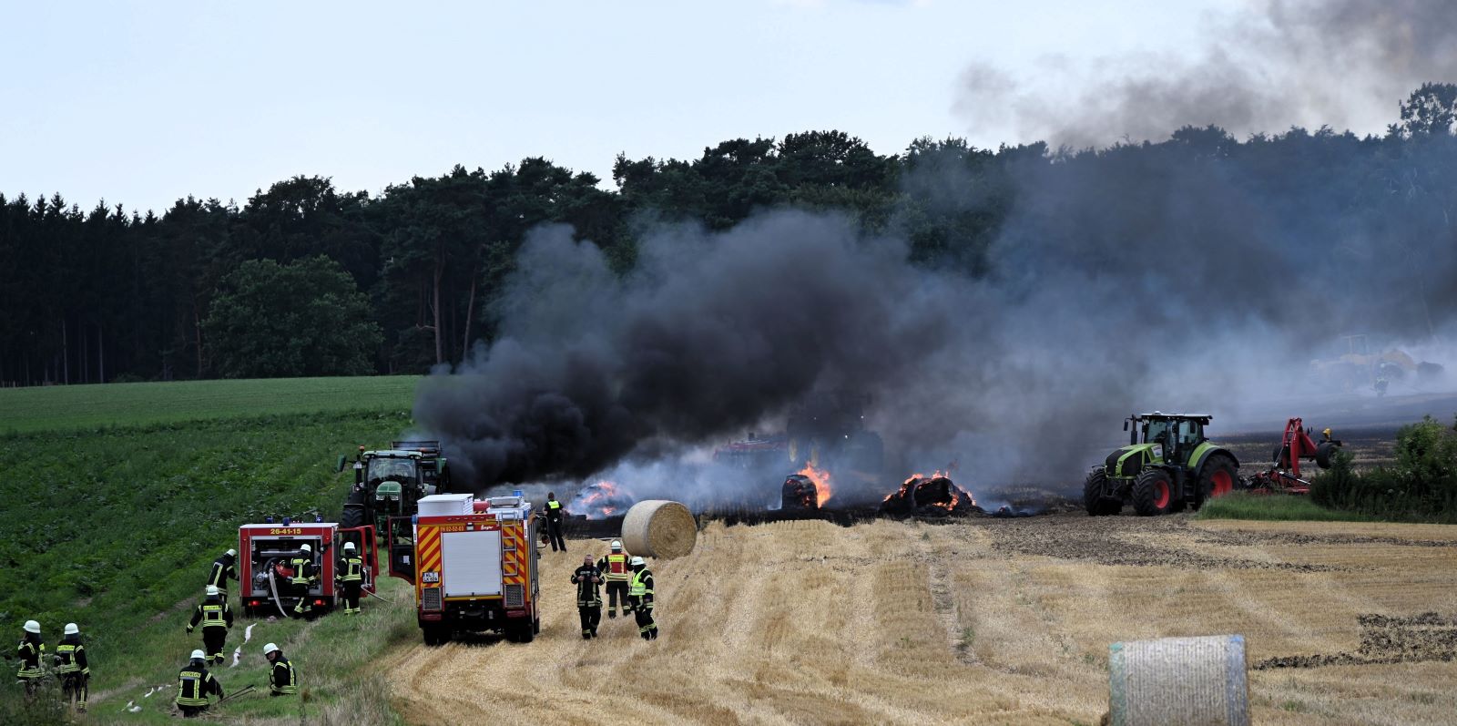 Der Großbrand auf dem Stoppelfeld bei Putensen. Foto: Feuerwehr