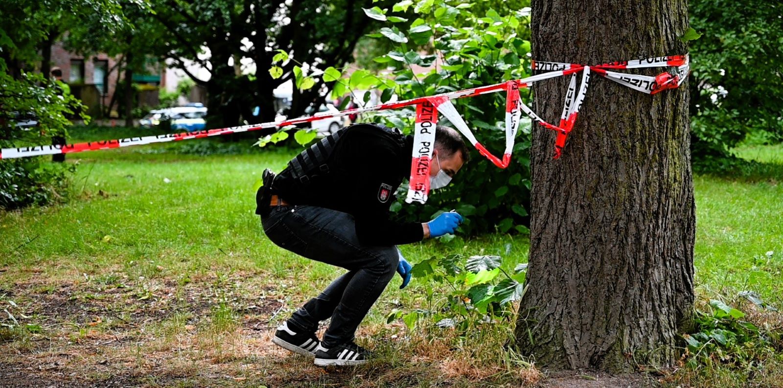Ermittler untersuchen die Einschusslöcher in der Nähe des Abrigado. Foto: Lenthe-Medien