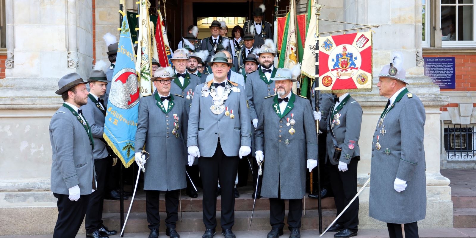 Ausmarsch aus dem Rathaus: Montagskönig Dominik Mönke, Gildemitglieder, Fahnenträger und die Gäste verlassen das Harburger Rathaus. Foto: Christian Bittcher
