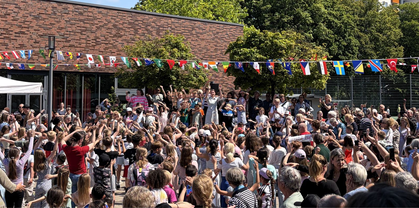 Toller Anblick: Rund 1400 Personen, mehr als 650 Großeltern, 640 Kinder und 100 100 Kinder der Kita Alte Forst haben zusammen gesungen und getanzt. Foto: pr