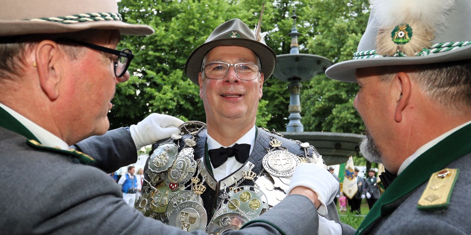 Proklamation des neuen Königs am Kaiserbrunnen: Die Schaffer Jörg Geffke (links) und Frank Stadtler hängen Thomas Michel die Königskette um. Foto: Christian Bittcher