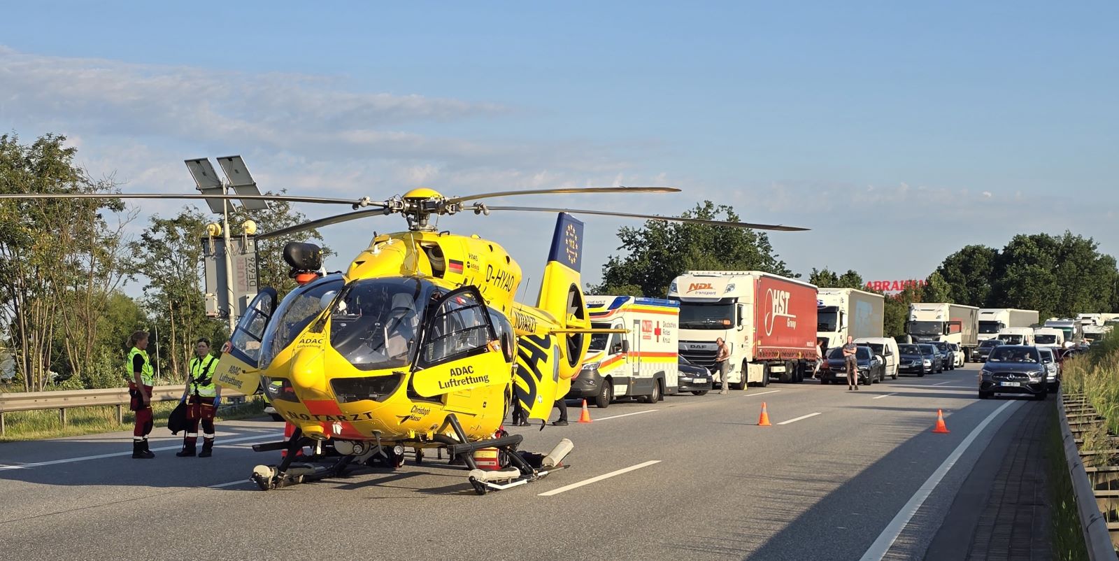 Gut 100 Meter hinter der Unfallstelle kam es zu einem Notfall, hierfür musste der Rettungshubschrauber auf der Autobahn landen. Foto: Feuerwehr