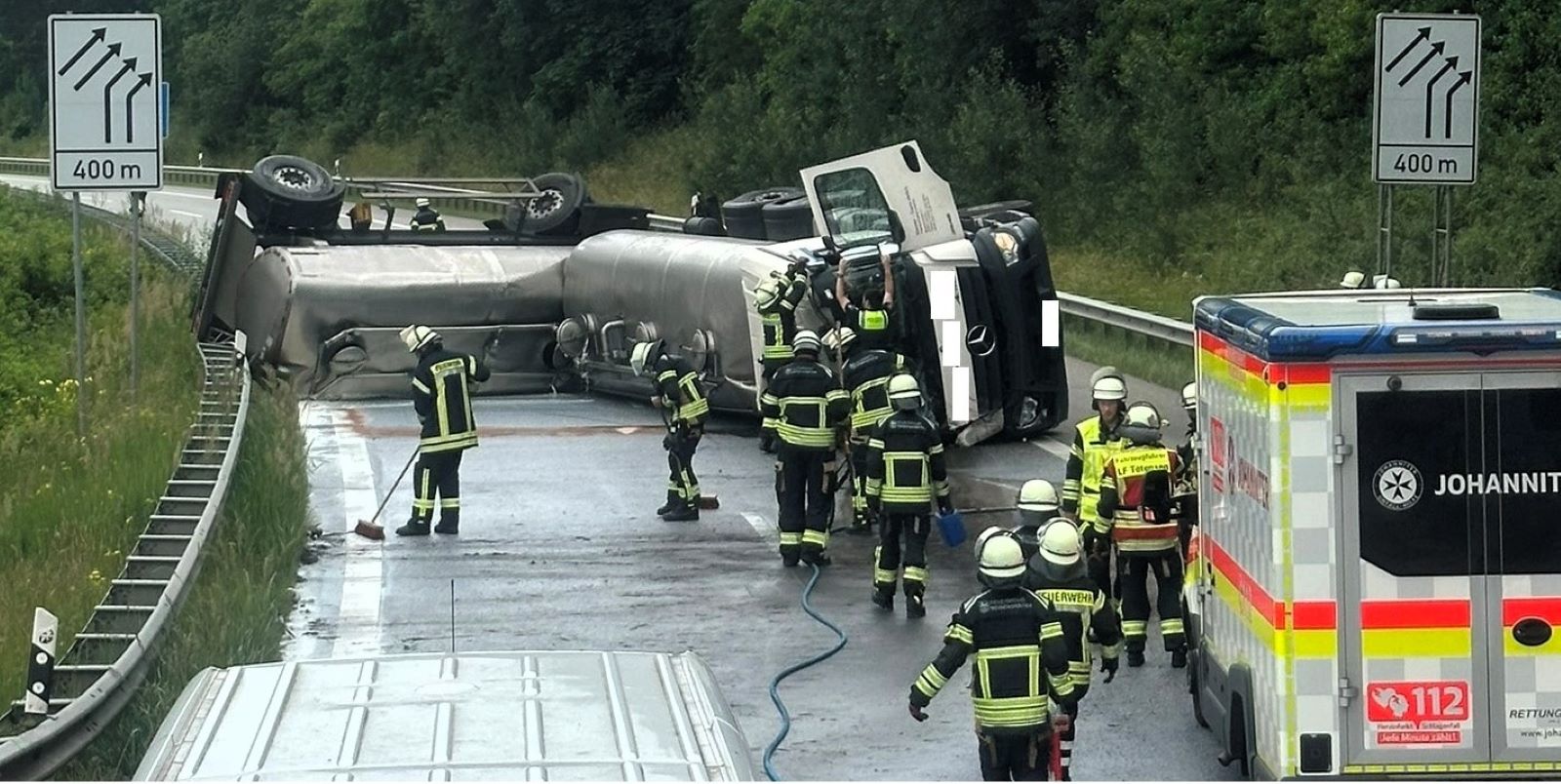 Milch-Lkw war infolge eines Reifenplatzers im Bereich der Auffahrtsrampe zur A7 von der Fahrbahn abgekommen und kippte um. Foto: Feuerwehr