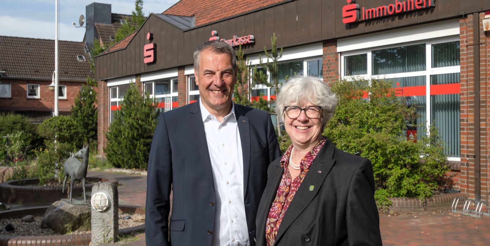 Andreas Sommer (Vorstandsvorsitzender der SPKHB) und Emily Weede, Bürgermeisterin der Gemeinde Seevetal. Foto: Sparkasse