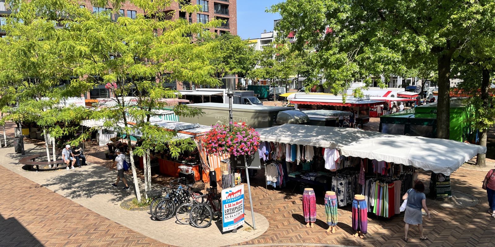 Wegen der großen Hitze verkürzt der Wochenmarkt am Sand die Öffnungszeit. Foto: Christian Bittcher