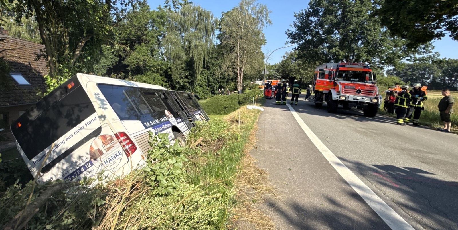 Ein Linienbus der KVG ist am Donnerstagmorgen am Neuländer Elbdeich verunglückt und einen Deich hinabgestürzt. Foto: Lenthe-Medien
