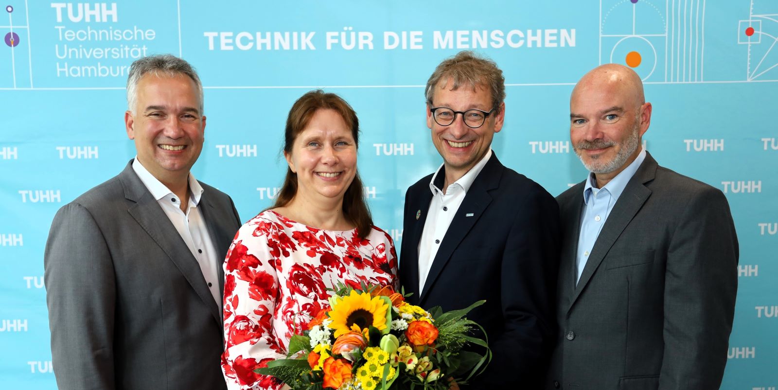 Prof. Irina Smirnova mit ihren Präsidiumskollegen Prof. Thorsten Kern, Prof. Andreas Timm-Giel und Arne Burda. Foto: TU Hamburg