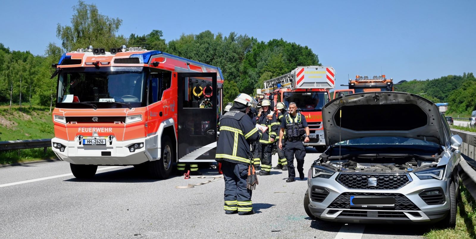 Für die Dauer der Bergungs- und Aufräumarbeiten musste die A7 in Fahrtrichtung Hannover zunächst vollständig gesperrt werden.  Foto: Lenthe-Medien