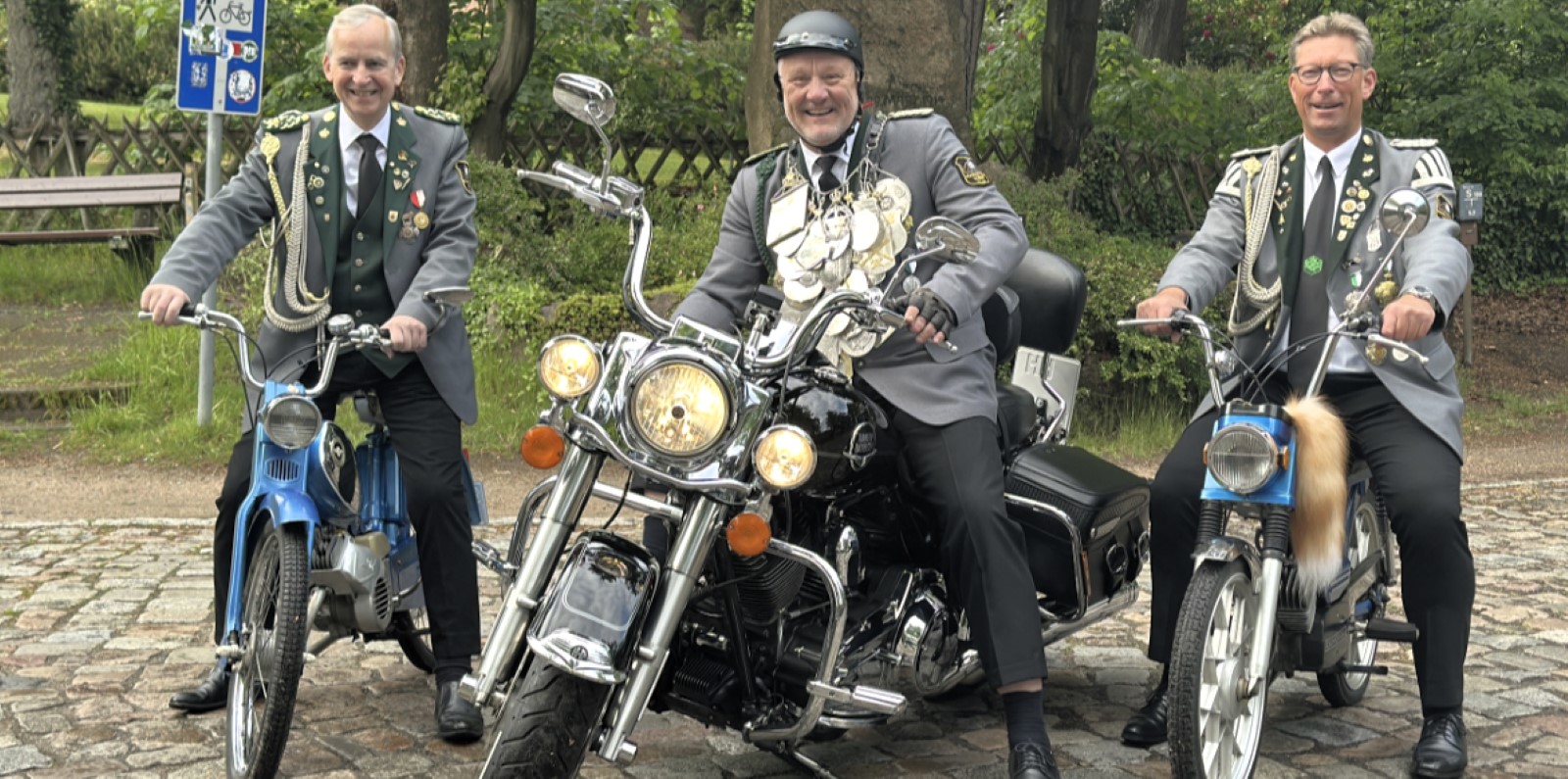 Drei Männer auf ihren schweren Maschinen: Stefan Heidtmann mit seinen Adjus Rainer Bliefernicht (links) und Arne Wichers. Foto: Tapken