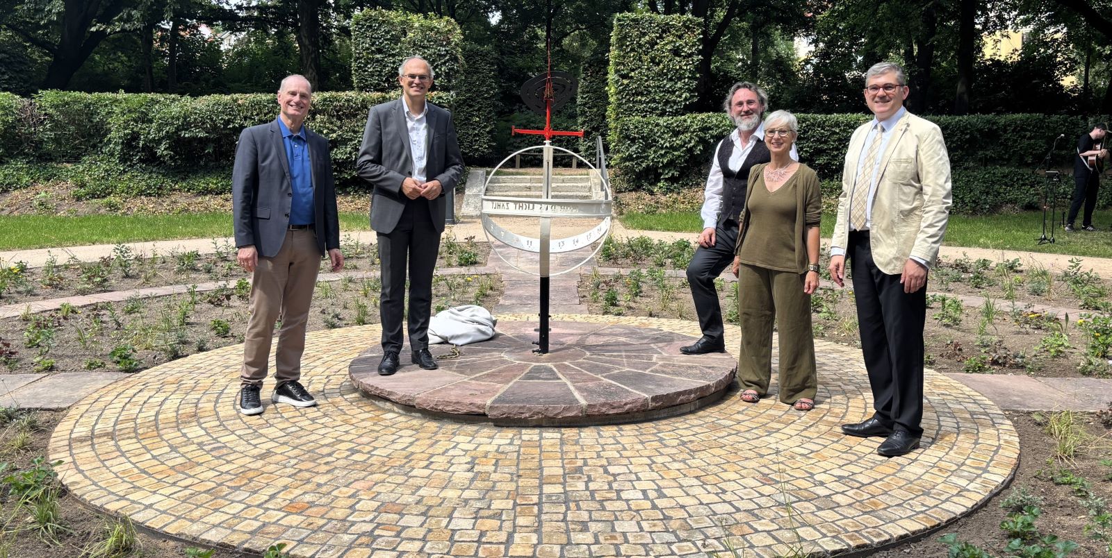 Bei der Enthüllung der Sonnenuhr waren auch Bezirksamtsleiter Christian Carstensen, Dr. Joachim Schnitter von der Behörde für Umwelt, Klima, Energie und Agrarwirtschaft (BUKEA) enthüllten gemeinsam mit Hans Heinrich Bethge, Vorstand der HAMBURGER DENKMALSTIFTUNG dabei. Foto: Bezirksamt