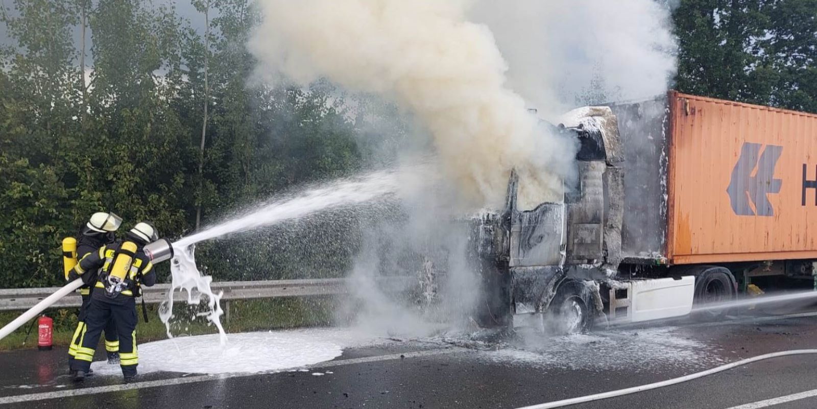 Großeinsatz auf der A261: Lkw-Brand sorgt für Vollsperrung und Behinderungen. Foto: Feuerwehr